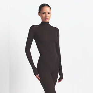 NikeSKIMS WEIGHTLESS LAYERS MOCK NECK LONG SLEEVE TOP Size M